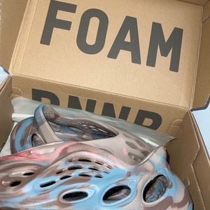 Size 6 - adidas Yeezy Foam RNNR MX Sand Gray